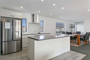 Frigorifero, microonde, forno, lavastoviglie