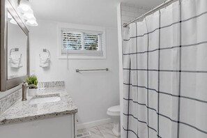 Secador de pelo, toallas, jabón, papel higiénico