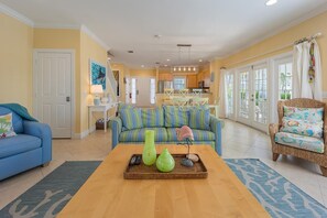 Living area - Coral Lagoon Villa 19 With Pool and Wet Slip Rental Option (Marathon)