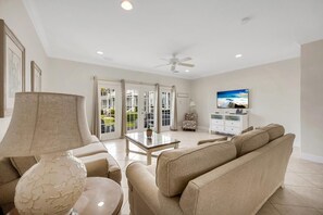 Televisión, reproductor de DVD y estéreo 