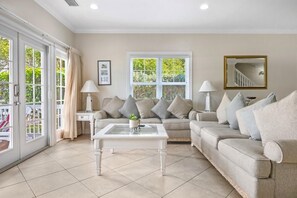 TV, DVD-spiller og stereoanlegg