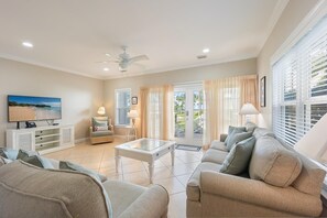 TV, DVD-spiller og stereoanlegg