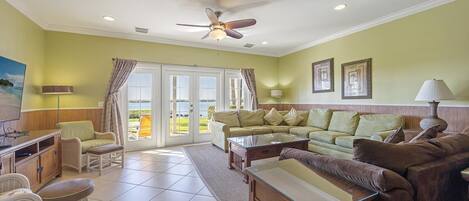 Televisión, reproductor de DVD, estéreo