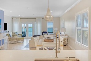 Una televisión, un reproductor de DVD, un reproductor estéreo