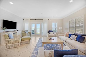 TV, DVD-spiller og stereoanlegg