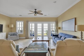 Fernseher, DVD-Player, Stereoanlage