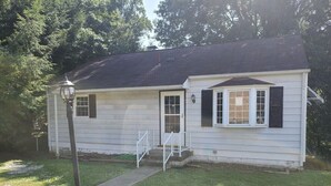 A single-story house with a front porch, a small front yard, and a street lamp. - Comfortable Cozy Walk to Camc Hospital (Charleston)