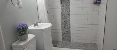 Maison Familiale, salle de bains privée, vue jardin | Salle de bain