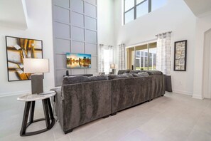 TV, DVD-spiller, stereoanlegg og kontorer