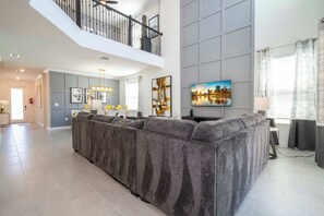 TV, DVD-spiller, stereoanlegg og kontorer