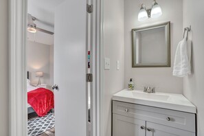 Serviettes fournies, savon, shampoing