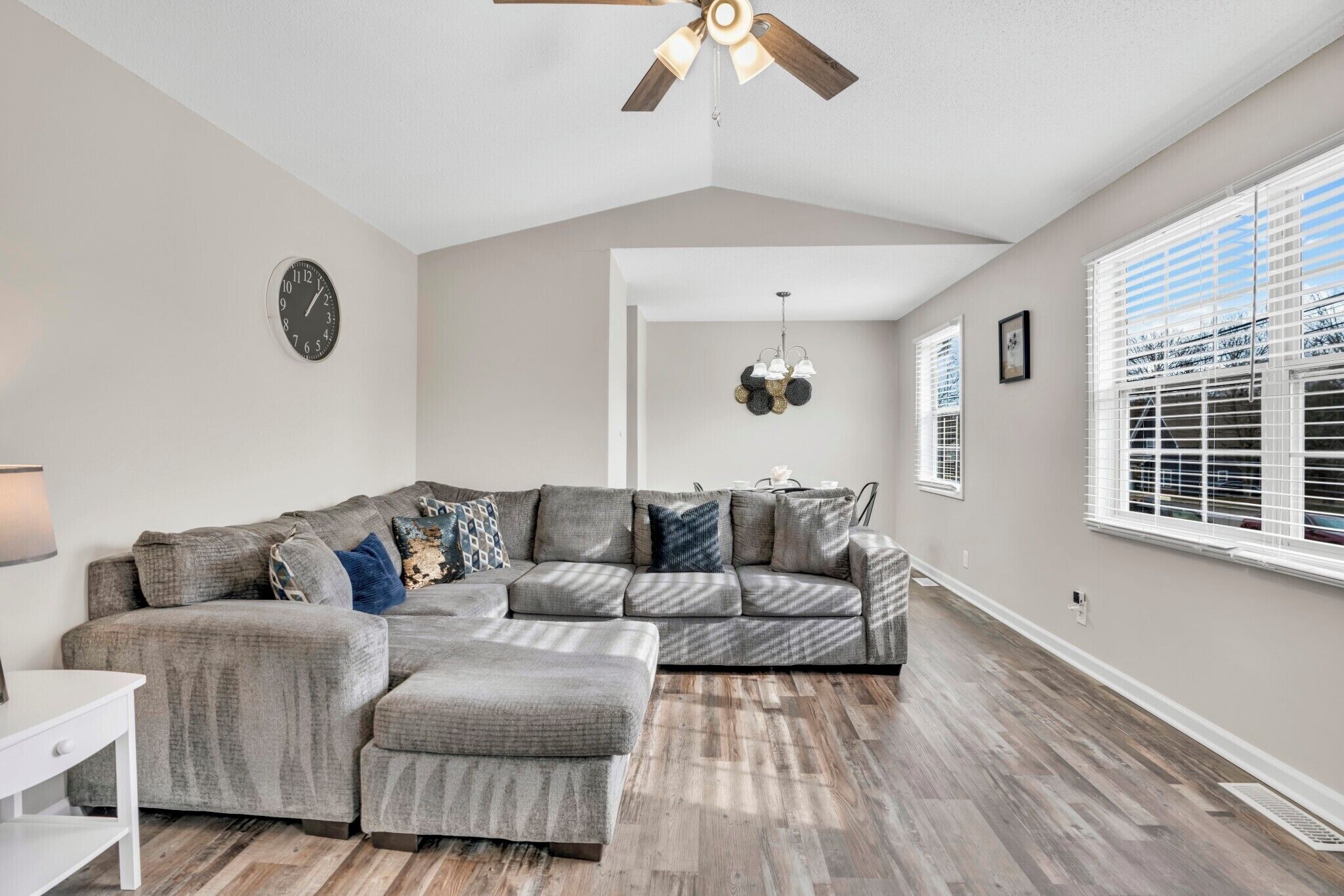 Una Smart TV, una oficina, una impresora