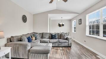 Una Smart TV, una oficina, una impresora