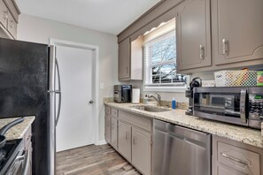 Kühlschrank, Mikrowelle, Ofen, Herdplatte