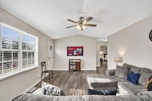 Smart-tv, een kantoor en een printer