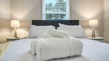 3 bedrooms, desk, iron/ironing board, free WiFi