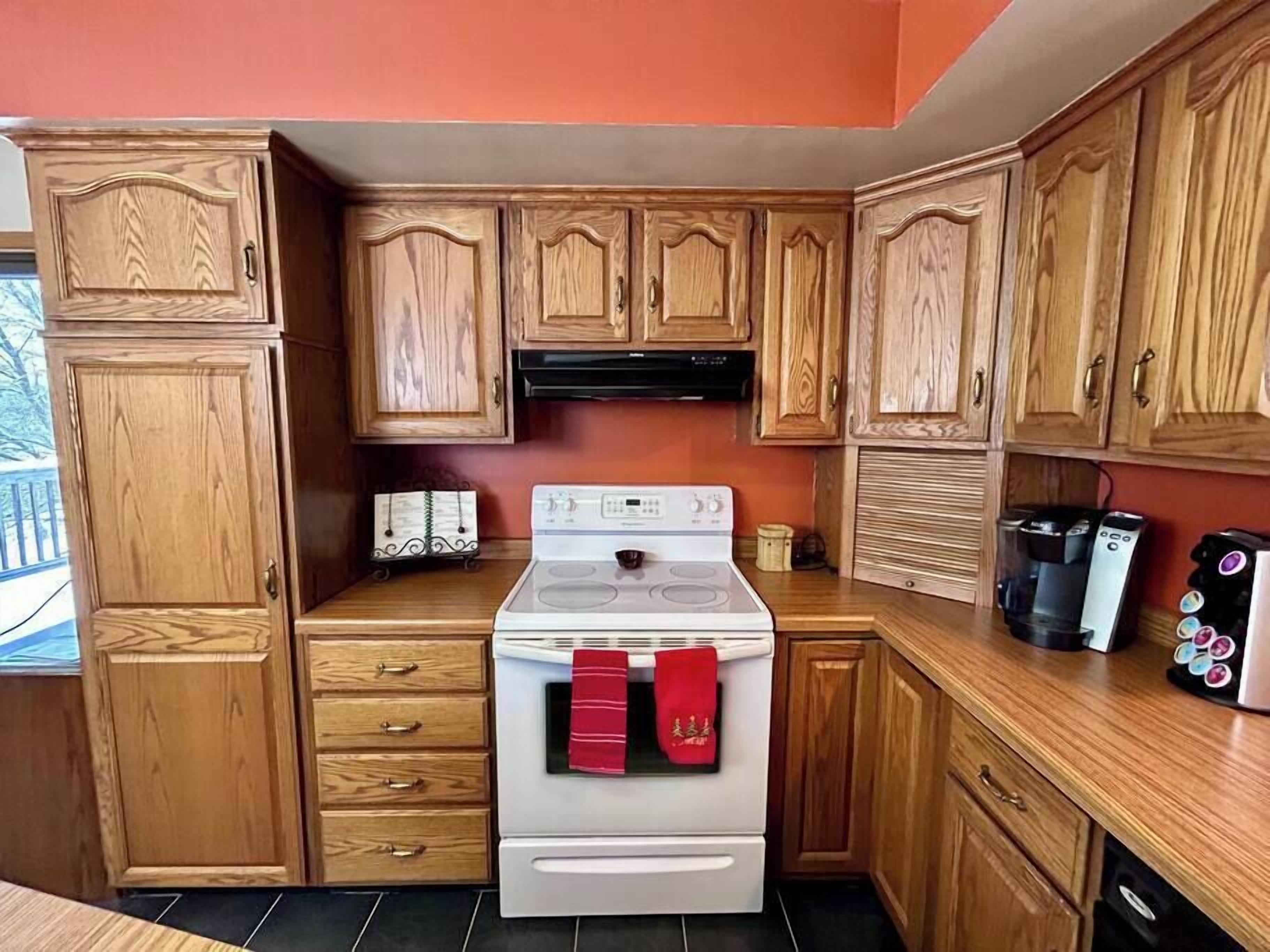 Kjøleskap, mikrobølgeovn, ovn og kokeplater