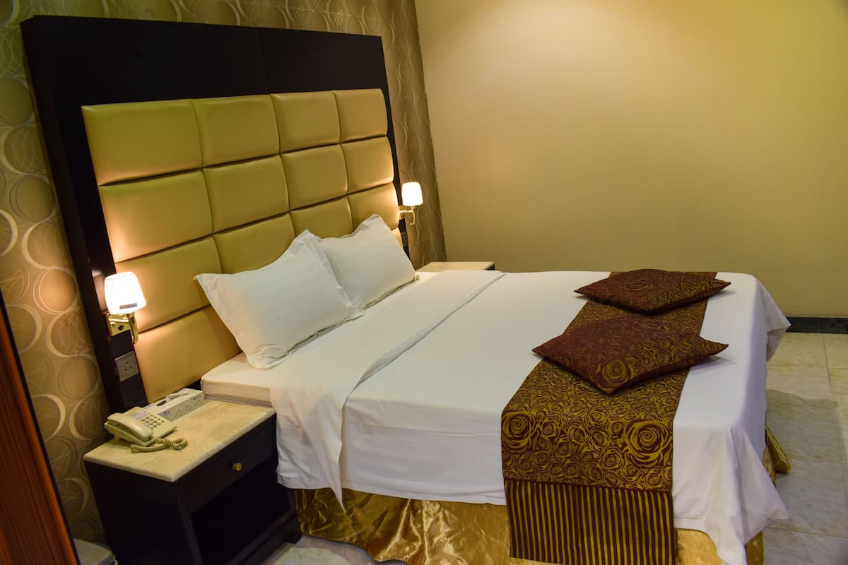 Economy Room | 3 bedrooms, in-room safe, blackout drapes, iron/ironing board