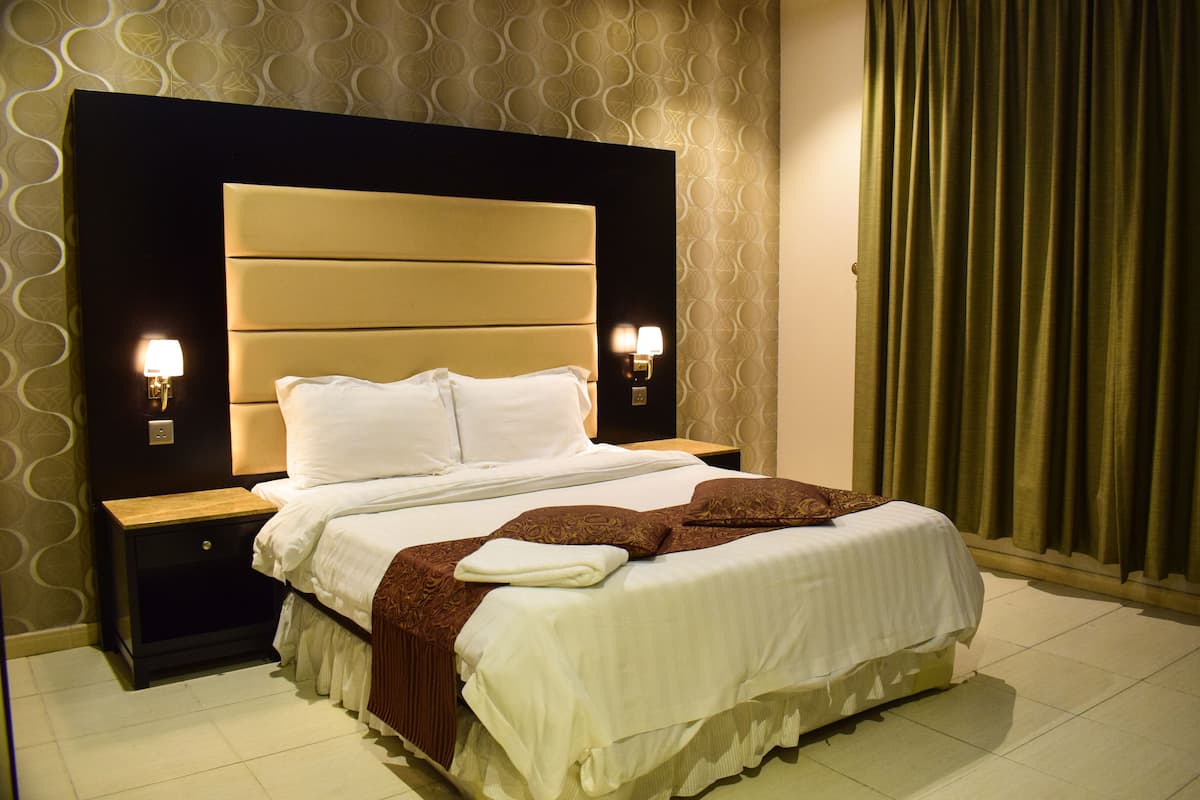 Grand Apartment | 3 bedrooms, in-room safe, blackout drapes, iron/ironing board