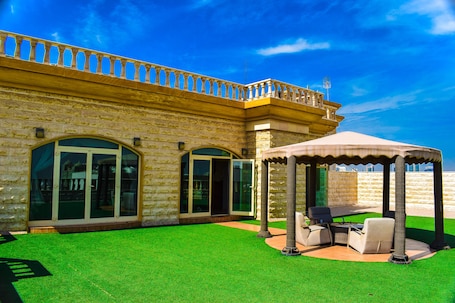 Sundeck. ARJAN QURTUBA SERVICED APARTMENTS