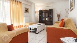 Una sala de estar con dos sofás, una mesa de centro y un aparador.