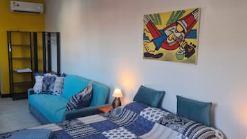 Suíte estúdio conforto, 1 cama Queen e sofá-cama, vista para o oceano, de frente para o oceano | Roupas de cama premium