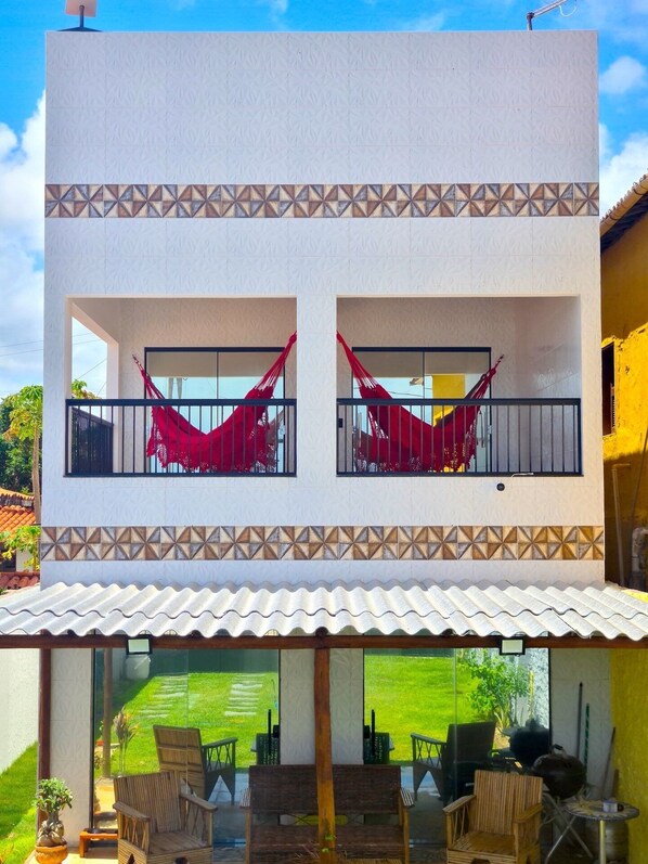 Vista frontal de la propiedad