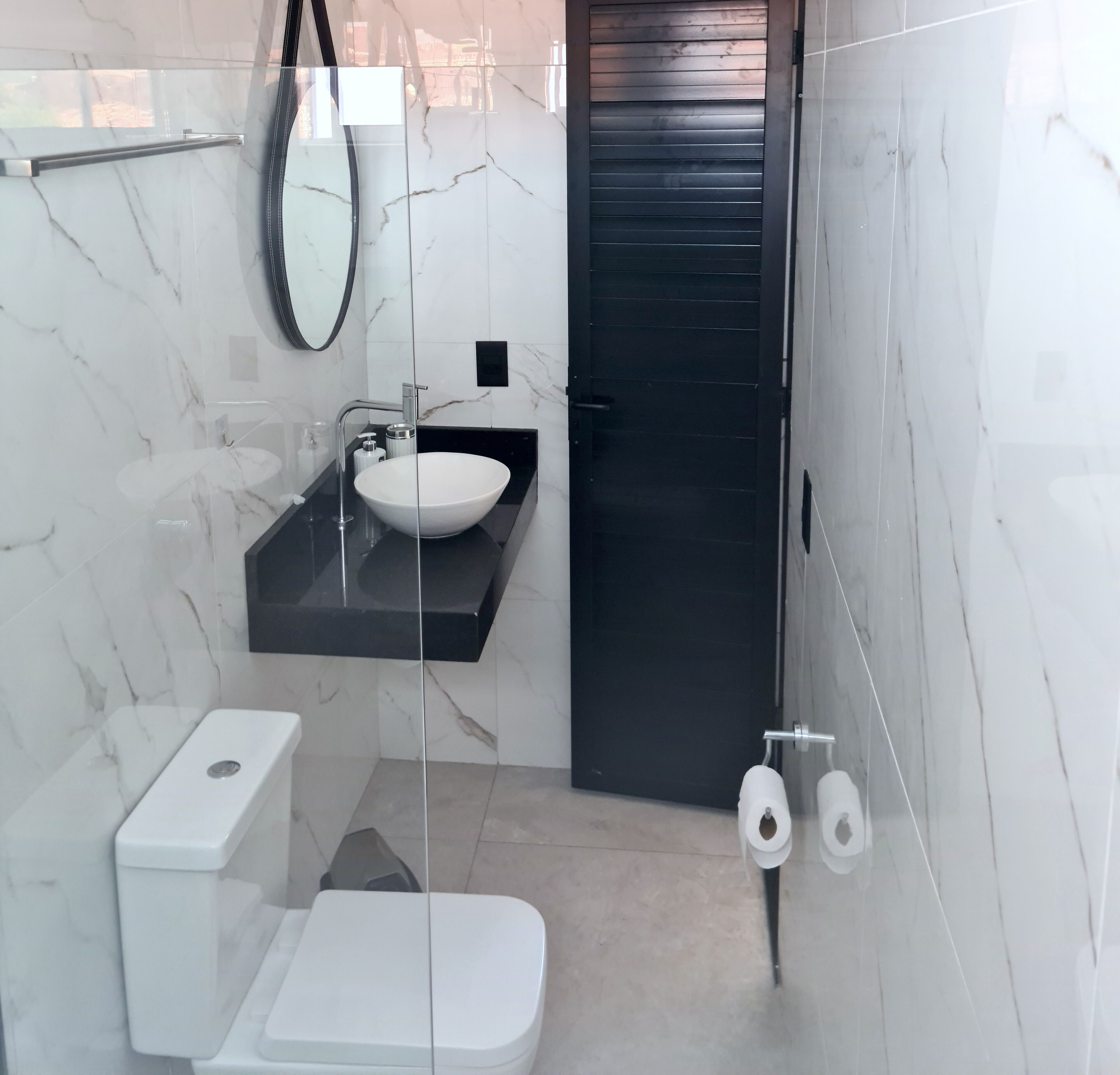 Shower, rainfall showerhead, free toiletries, hair dryer