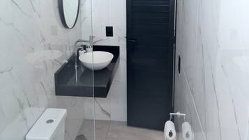 Shower, rainfall showerhead, free toiletries, hair dryer