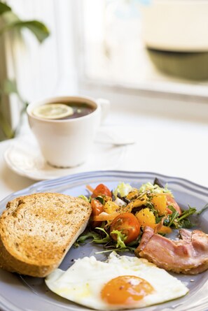 Desayuno de cocina local incluido todos los días