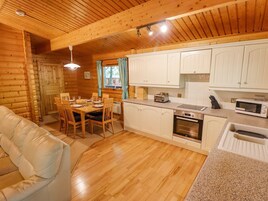 Kylskåp, diskmaskin, vattenkokare och brödrost