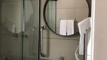 Studio Casal | Bathroom | Shower, hair dryer, bidet, towels