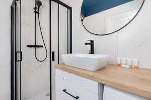 Douche, sèche-cheveux, shampoing