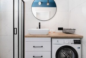 シャワー、ヘアドライ  ヤー、シャンプー