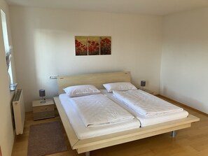 2 bedrooms, iron/ironing board, travel cot, free WiFi - Absolute Ruhe in Zentraler Lage - wir Freuen uns auf Sie! (Dittelbrunn)