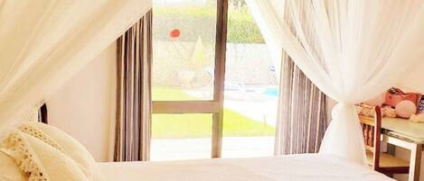 4 bedrooms, iron/ironing board, Internet, bed sheets