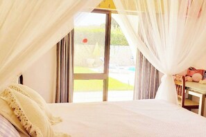 4 bedrooms, iron/ironing board, Internet, bed sheets