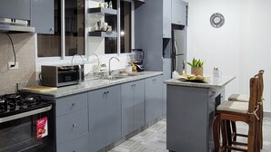 Kaffetrakter/tekoker, kjøleskap, mikrobølgeovn og ovn