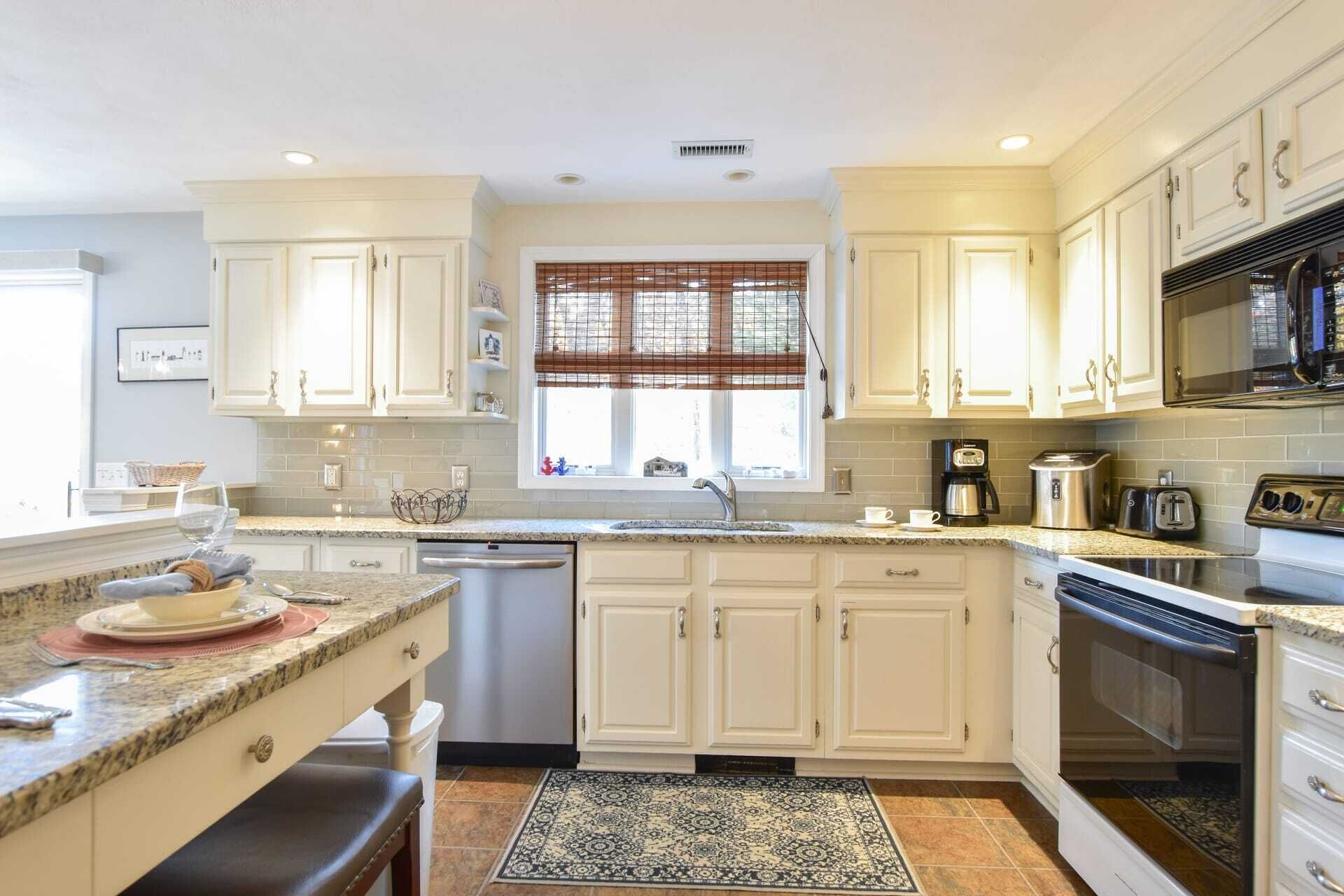 冷蔵庫、電子レンジ、オーブン、コンロ