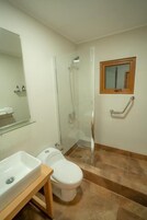 Un baño con ducha, inodoro y lavamanos.