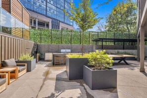 Outdoor dining - Honky Tonk Hideaway, Walk to Broadway! Gym, Pool, Parking (Nashville)