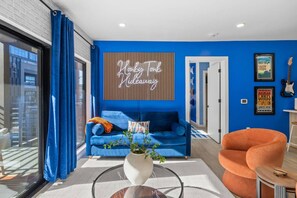 Fernseher, Tischtennisplatte, Bücher