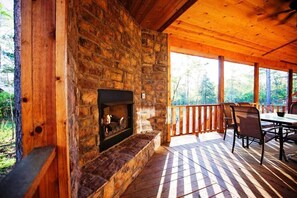 Outdoor dining - Cul-de-sac Cabin - Pool Table-Hot tub-Pet Friendly (Broken Bow)