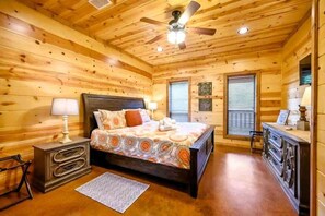 4 bedrooms, iron/ironing board, WiFi, bed sheets - Cul-de-sac Cabin - Pool Table-Hot tub-Pet Friendly (Broken Bow)