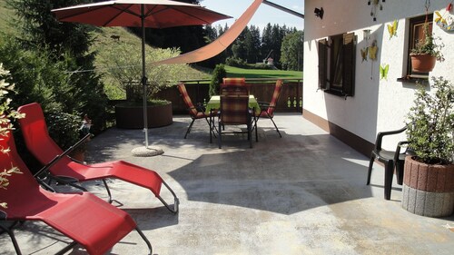 Gemütliches Familien Ferienhaus in ruhiger Umgebung m. großer Terrasse u. Balkon