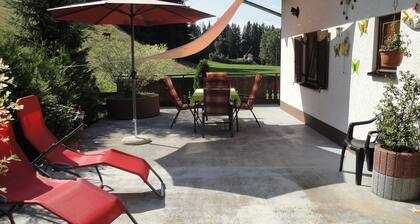GemĂŒtliches Familien Ferienhaus in Ruhiger Umgebung m. GroĂer Terrasse u. Balkon