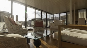 아파트 (3 Bedrooms) | 거실 공간 | 케이블 채널 시청이 가능한 15인치 TV