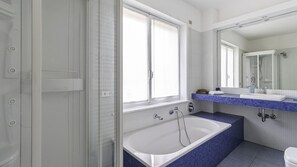Apartment (3 Bedrooms) | Bathroom | Shower, bidet - Italianway - Rovereto 3 (Milan)