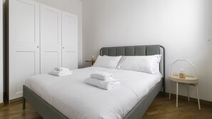 아파트 (3 Bedrooms) | 3 개의 침실, 고급 침구, 책상, 다리미/다리미판