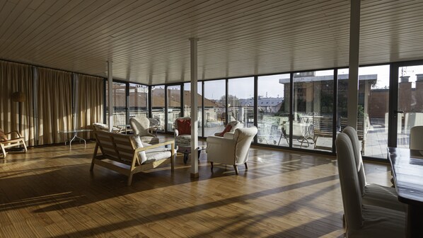 Apartamento (3 Bedrooms) | Zona de estar | Televisión de 15 pulgadas con canales por cable